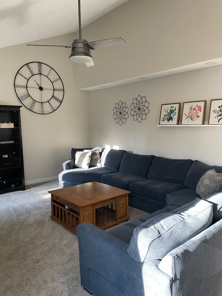 Comfy, Clean, And Close To Everything! - West Des Moines, IA
