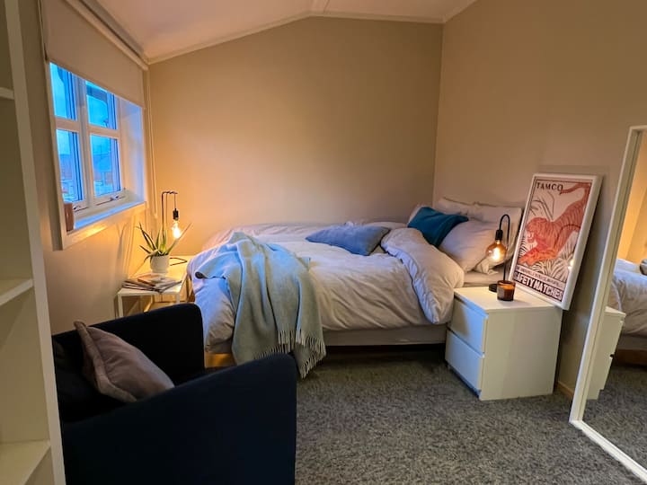 Двойно легло за 1 – 2 души. 
Фотьойл. Рафтове. Закачалки. Голямо огледало. 