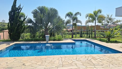 Swimming pool, Air conditioning, Gated community.