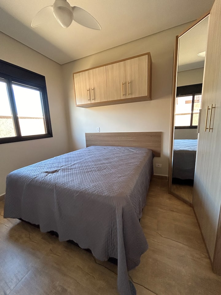 Posteľ Casal + ochranná služba na oblečenie 