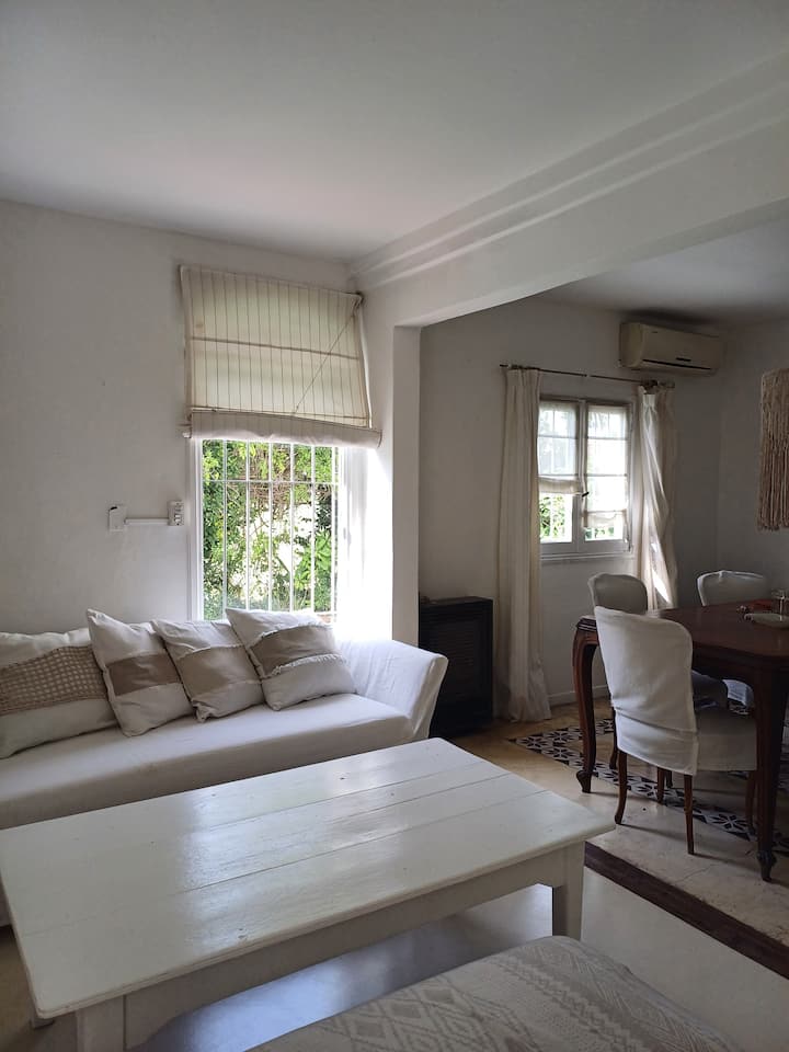 Casa em La Horqueta com piscina e jardim em Beccar