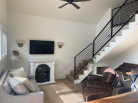 Successful Airbnb property: Cozy two bedroom cottage in Colorado Springs