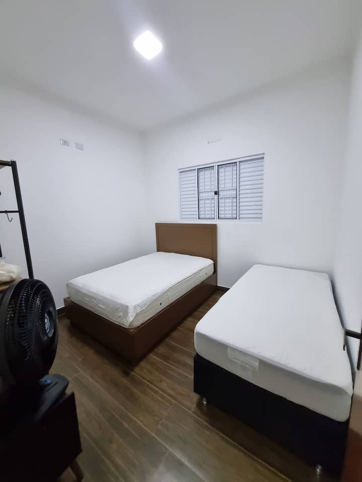 Kitanda 1 cha watu wawili
Kitanda 1 cha mtu mmoja 
feni 
