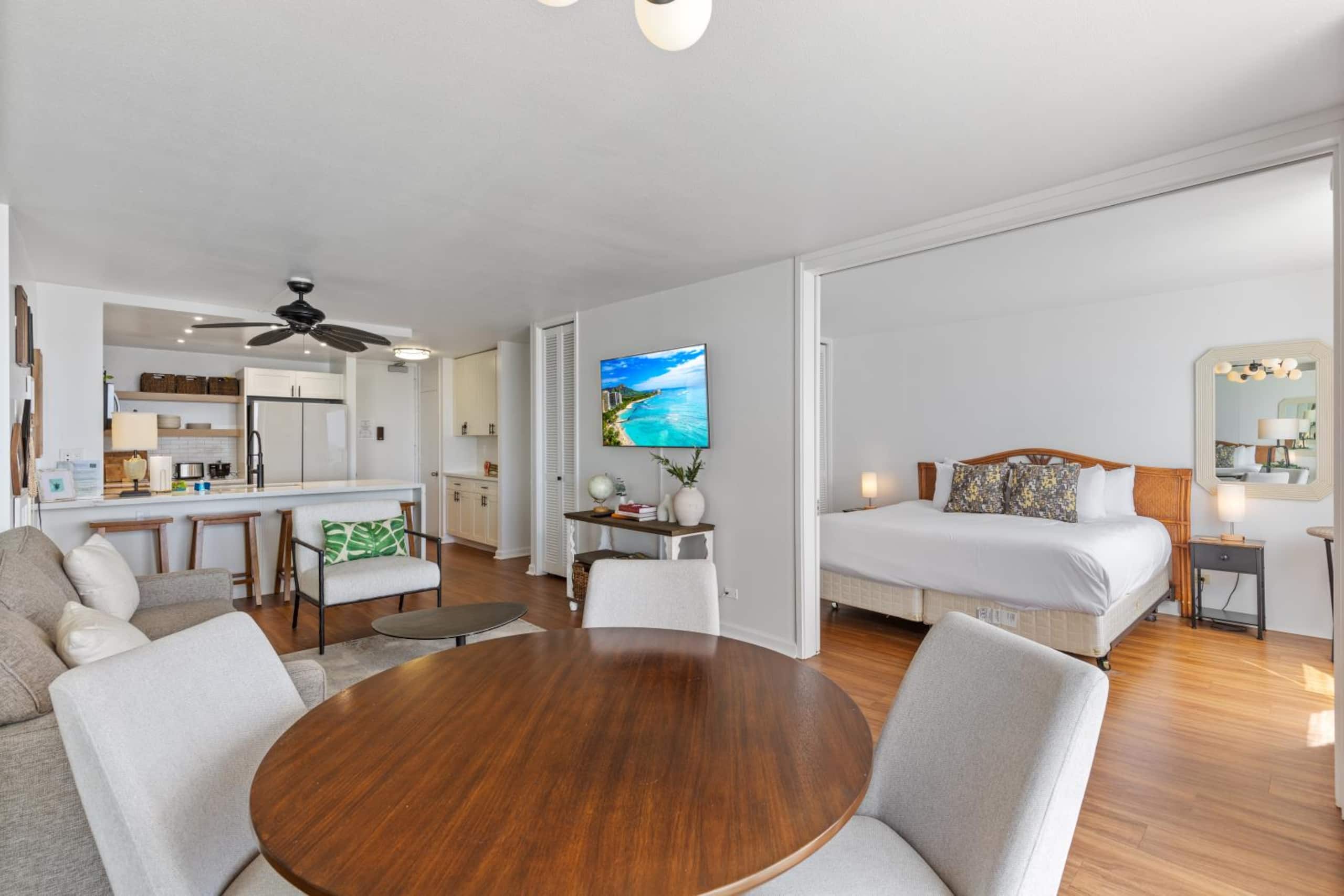 Condo in Honolulu · ★4.84 · 1 bedroom · 2 beds · 1 private bath - Image 3