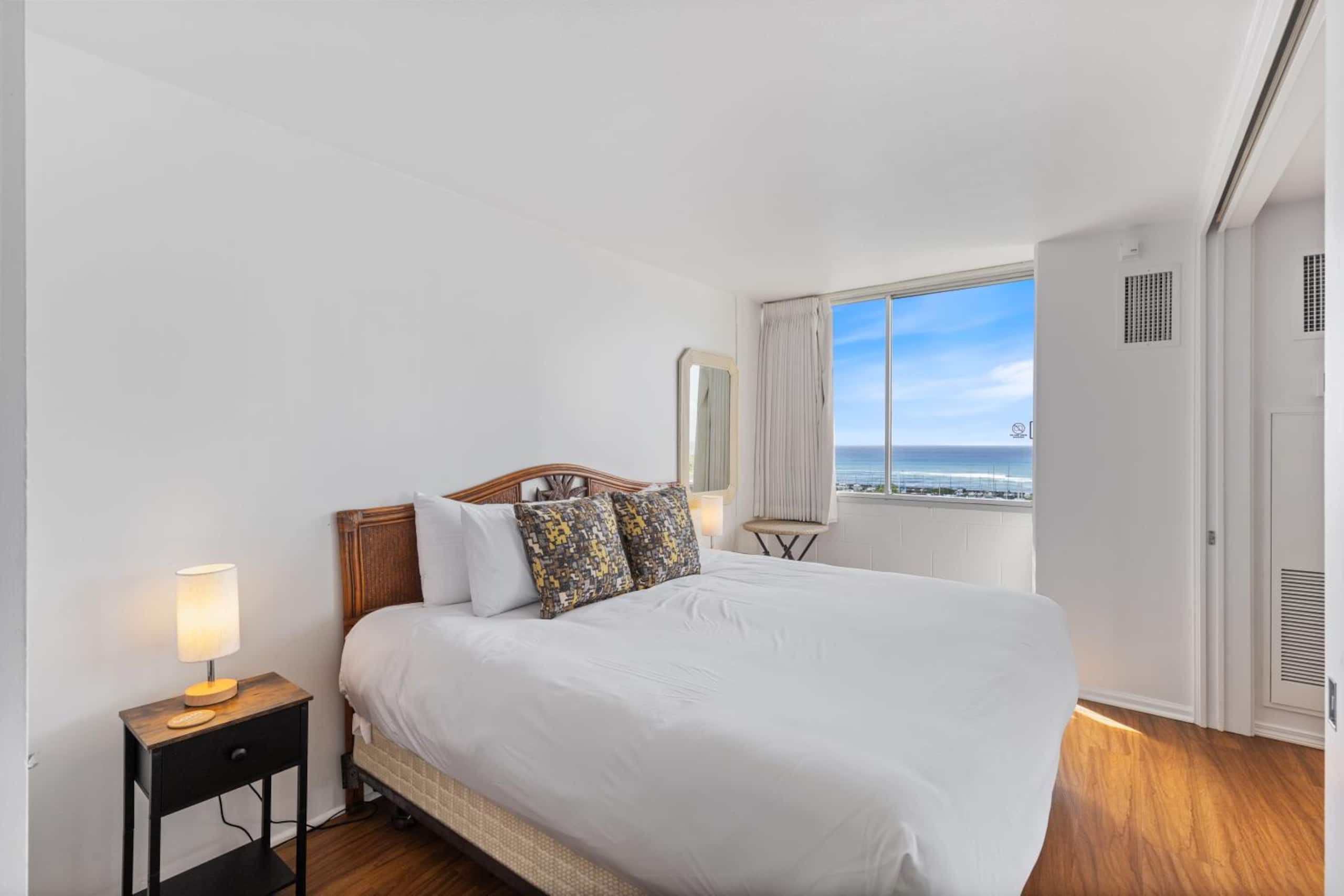 Condo in Honolulu · ★4.84 · 1 bedroom · 2 beds · 1 private bath - Image 12
