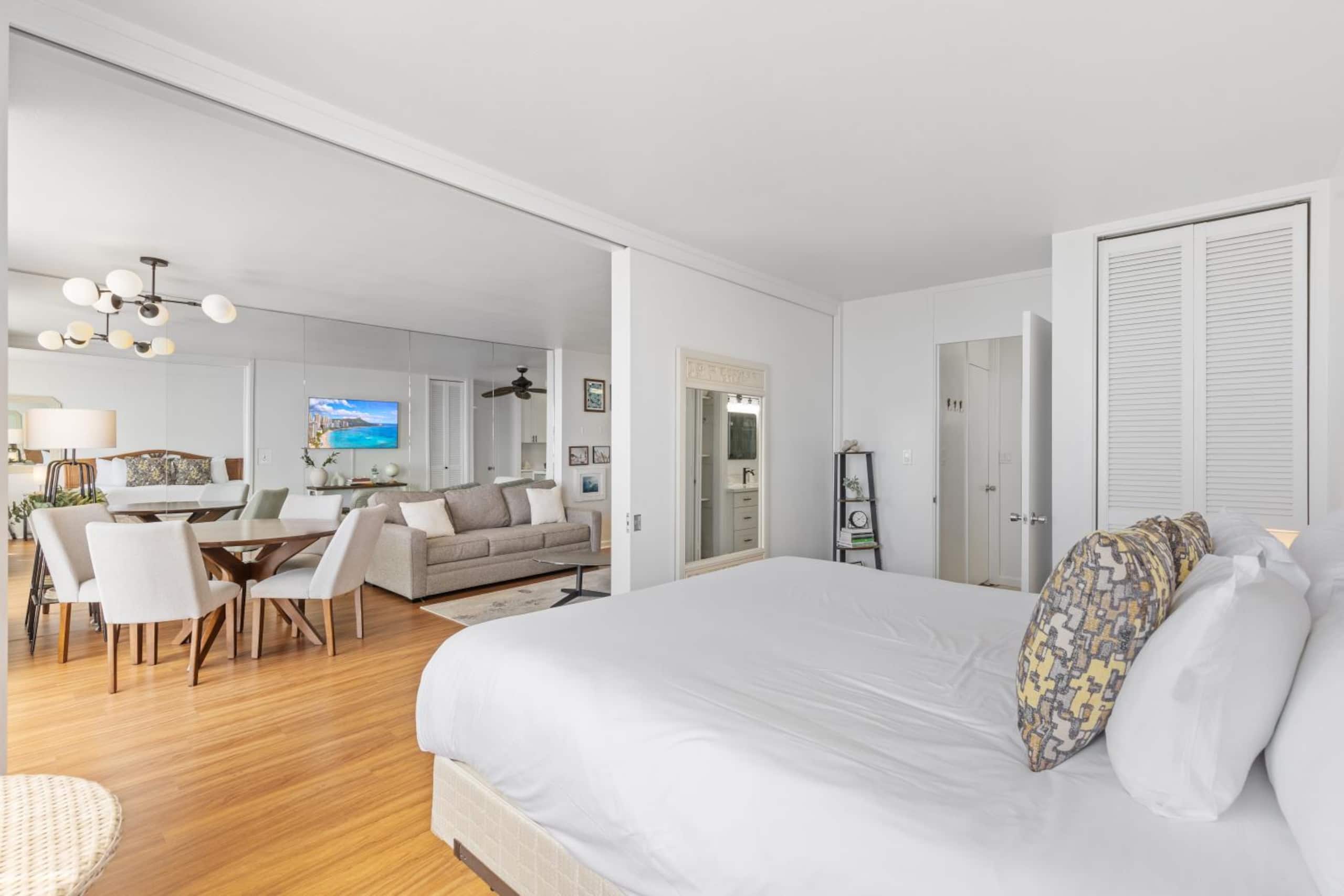 Condo in Honolulu · ★4.84 · 1 bedroom · 2 beds · 1 private bath - Image 14