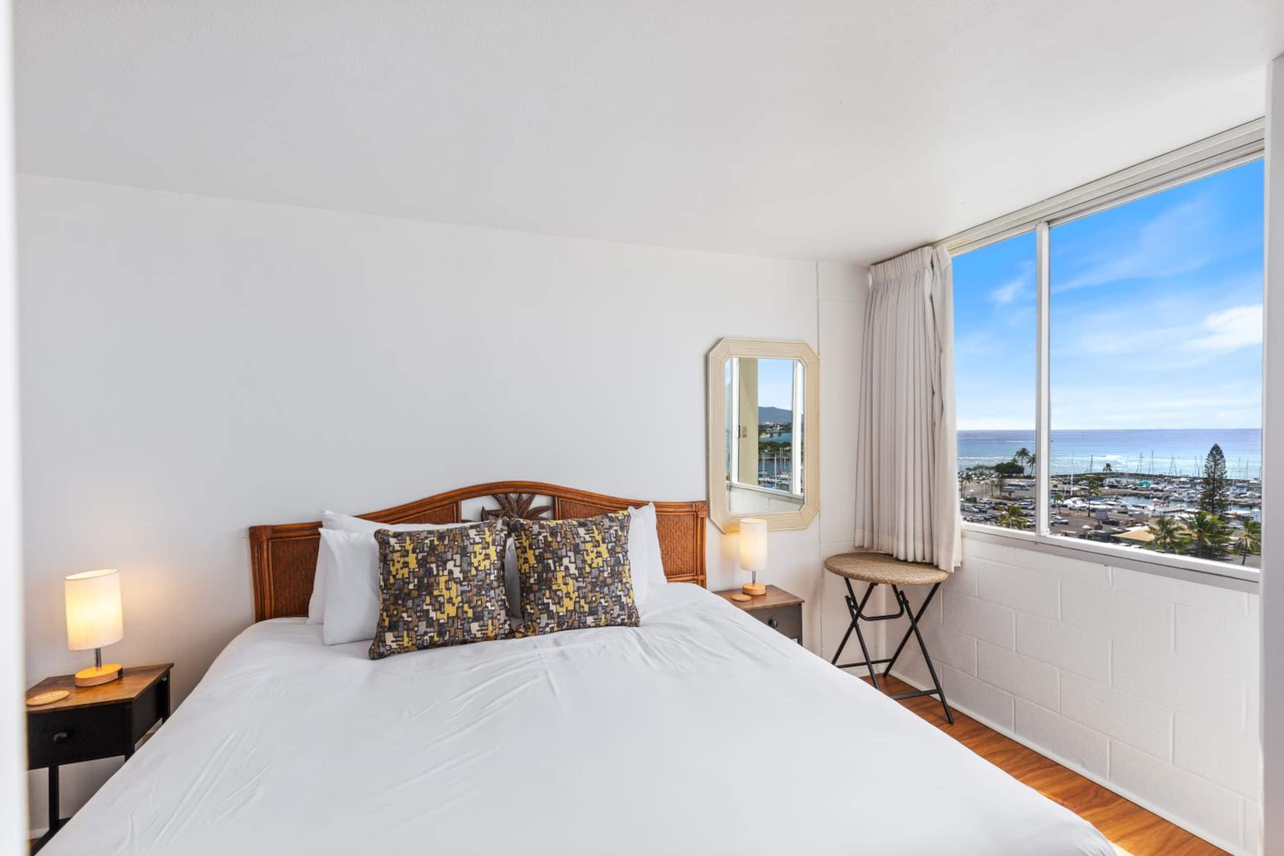 Condo in Honolulu · ★4.84 · 1 bedroom · 2 beds · 1 private bath - Image 15