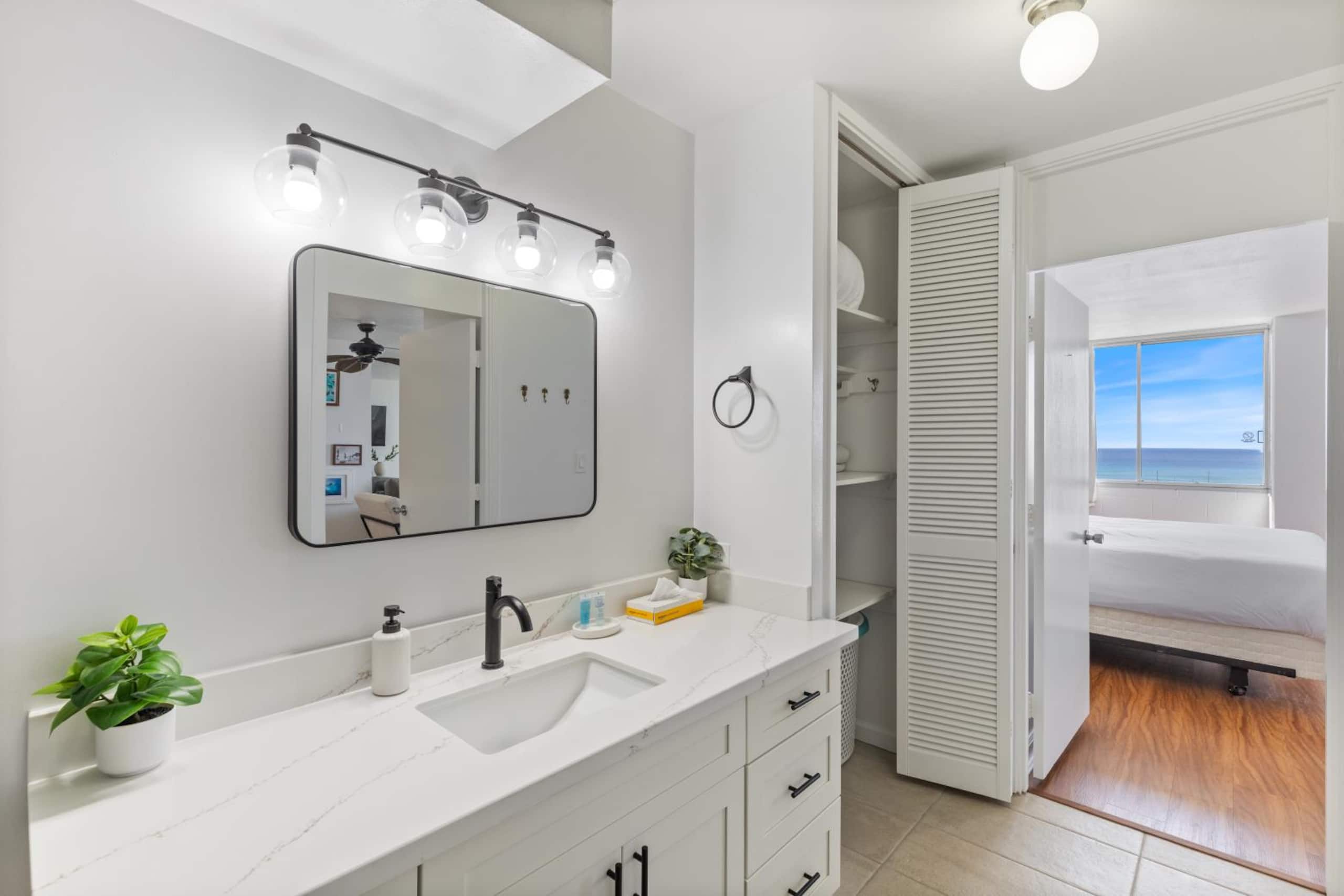 Condo in Honolulu · ★4.84 · 1 bedroom · 2 beds · 1 private bath - Image 16