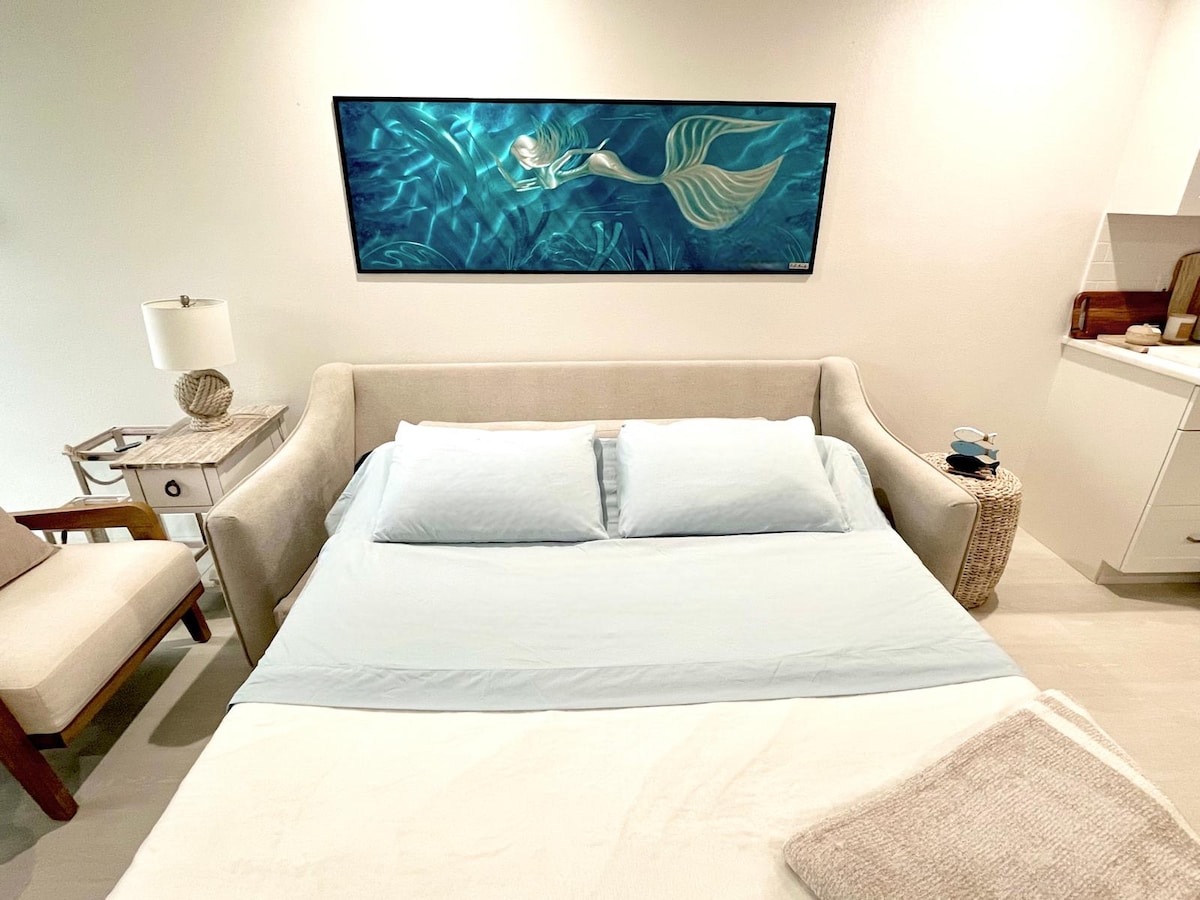 Rozkladacia pohovka veľkosti Queen s matracom z pamäťovej peny.