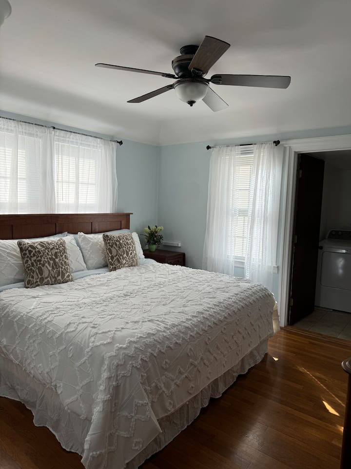 מיטת קינג סייז. ארון צמוד עם מכונת כביסה ומייבש בגודל מלא. 