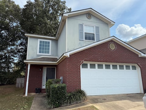 Enterprise 3BR, 2.5 Bath Hidden Gem!