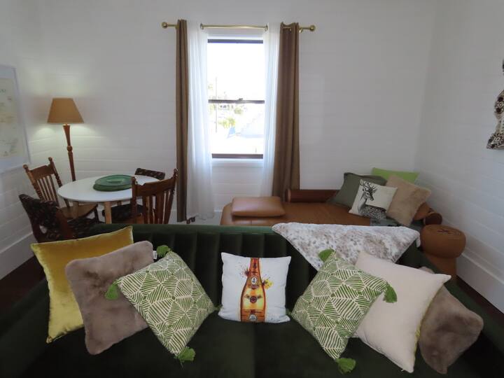 Smithtown Champagne B&b
(Bed & Bubbles) - Kempsey