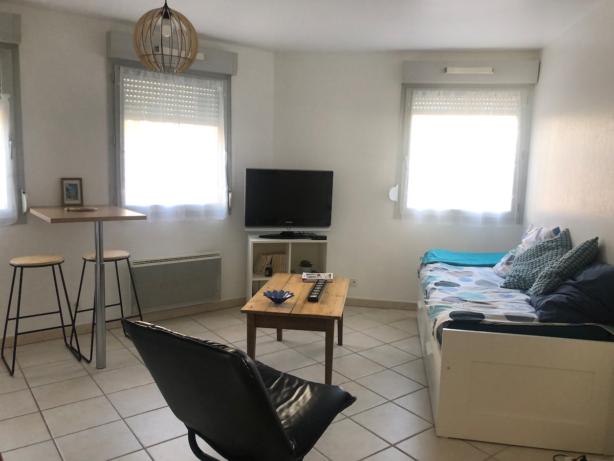 Top performing Airbnb: Quiet studio a stone's throw from BSB, close to the city center in Jouvence