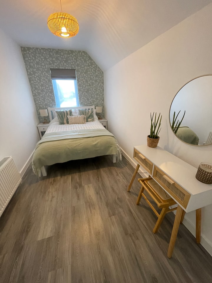 מיטה זוגית, מלתחה, שולחן הלבשה עם מראה, מייבש שיער 