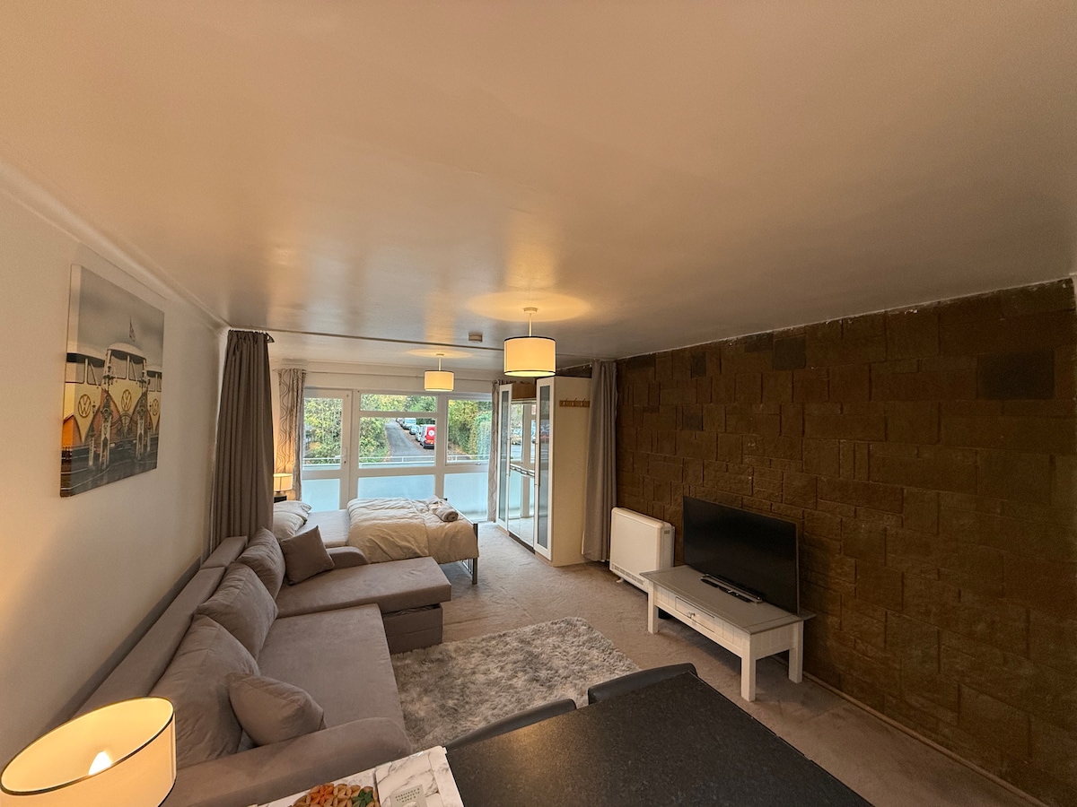 Top performing Airbnb: 1st floor studio flat in Crawley! Close to Gatwick in Crawley