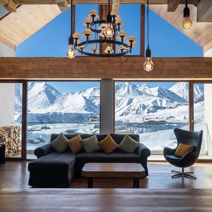Mountain-view duplex with fireplace near lifts