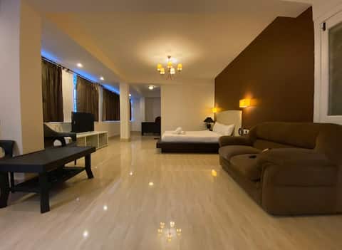 Heart of MG Marg,5 bed,4 rooms, full kitchen, wifi