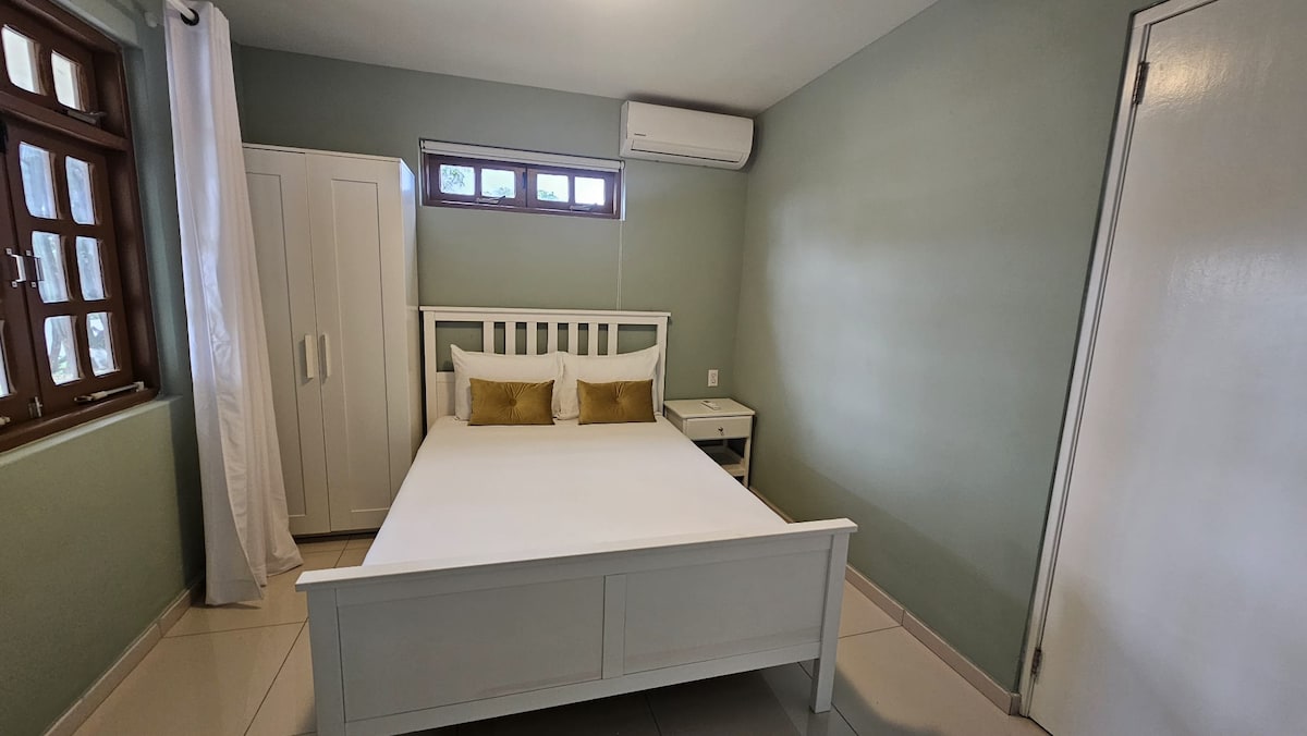 Това е спалня с двойно легло на приземния етаж. Предлага се с гардероб и нощно шкафче. Всички спални в апартамента имат климатик. 