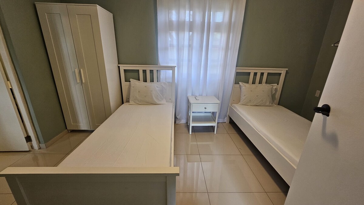 Спалнята разполага с две единични легла, гардероб и нощно шкафче. Всички спални в апартамента имат климатик. 