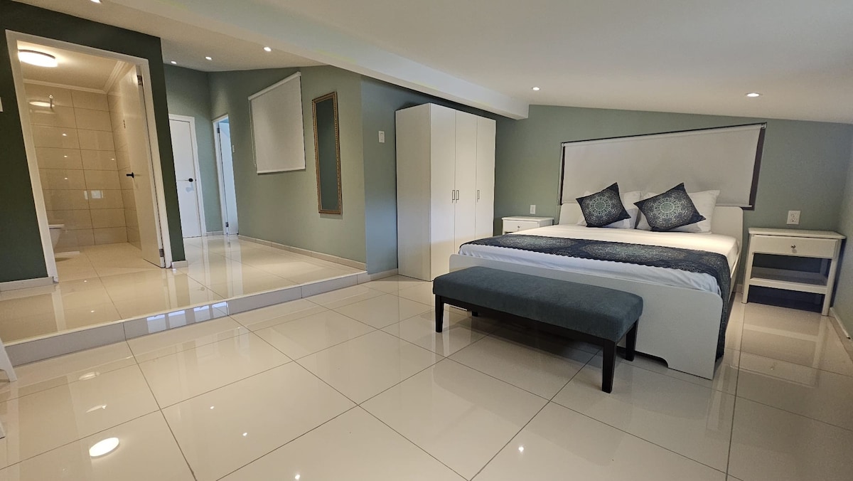 Това е основната спалня. Намира се на първия етаж и разполага със самостоятелна баня (също на пода), самостоятелен гардероб, два нощни шкафа и телевизор. Всички спални в апартамента имат климатик.