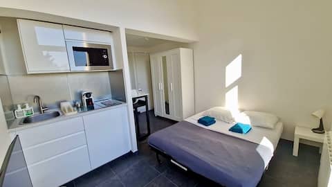 New and bright studio apartment near the train station and shops