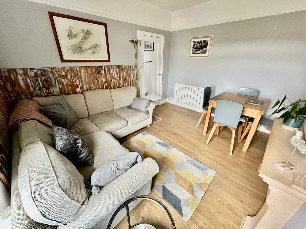Successful Airbnb property: The Burrow - Close to beach, with parking in Sheringham