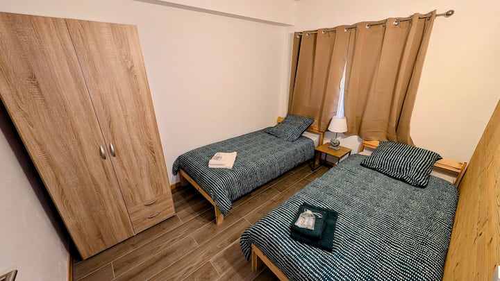 La prima camera quando si entra.
Un'oasi di pace con un bagno nelle immediate vicinanze e accesso verso l'esterno tramite la porta d'ingresso.