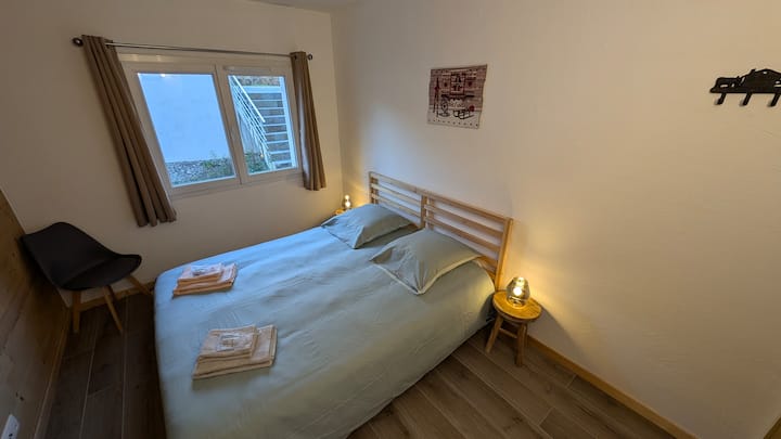 camera da letto 3 matrimoniale semplice ed efficiente con una finestra doppia con vista diretta sulle scale che consentono l'accesso al residence.