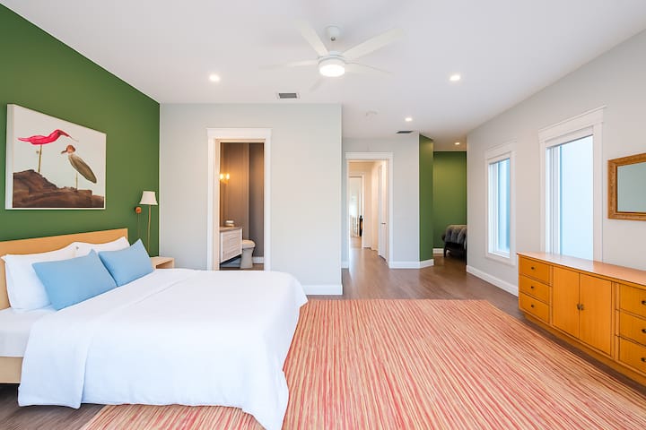 ห้องนอนใหญ่ชั้น 2 เตียงคิงไซส์ ห้องน้ำส่วนตัว ระเบียงส่วนตัว สามารถมองเห็น "ห้องนอน" เตียงควีนไซส์ในรูปนี้ เรามีฉากกั้นส่วนตัวทำจากไม้ไผ่สำหรับการแยก 