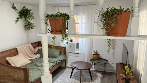 Successful Airbnb property: Fayette Garden Cottage in South Central