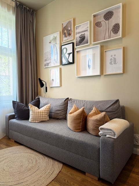 Successful Airbnb property: moody vibes | elegant boho | 5 mins to the center in Praha 8