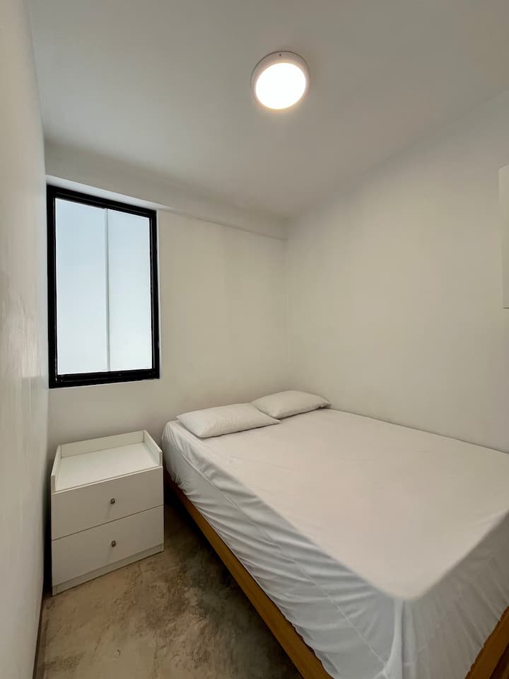 Izba s pohodlnou posteľou, ktorá vám poskytne dobrý odpočinok
