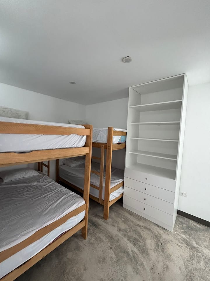 Izba pre hostí s dvoma kabínkami. Ideálne na skupinový pobyt