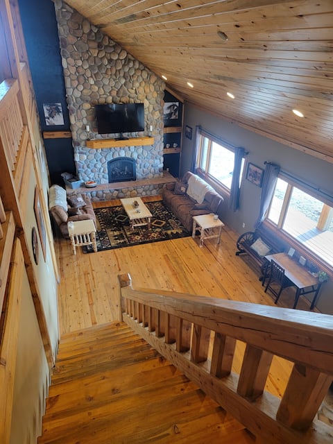 Knotty Pine Lodge with views!