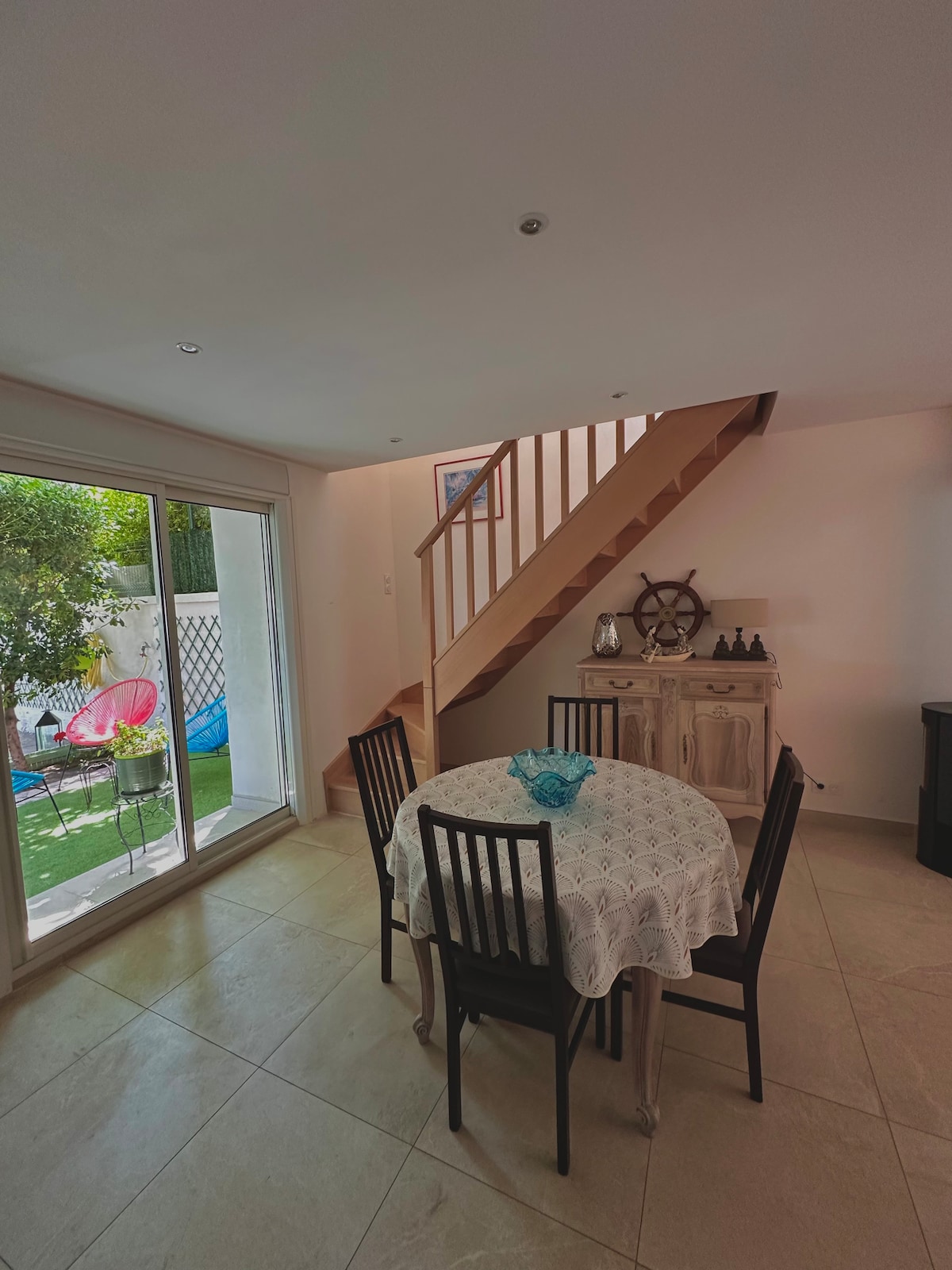 трапезна маса с възможност за разгъване