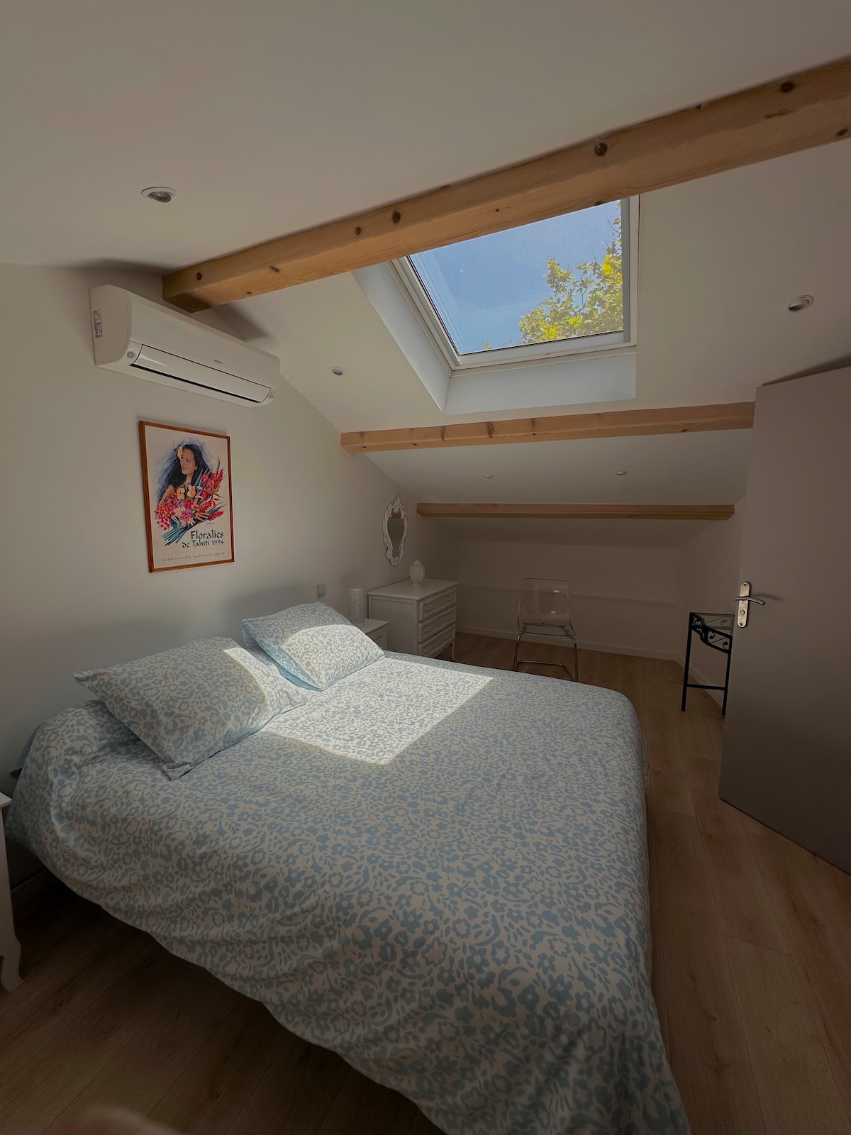 Прозорец Velux с електрическа щора
просторна стая
голямо двойно легло