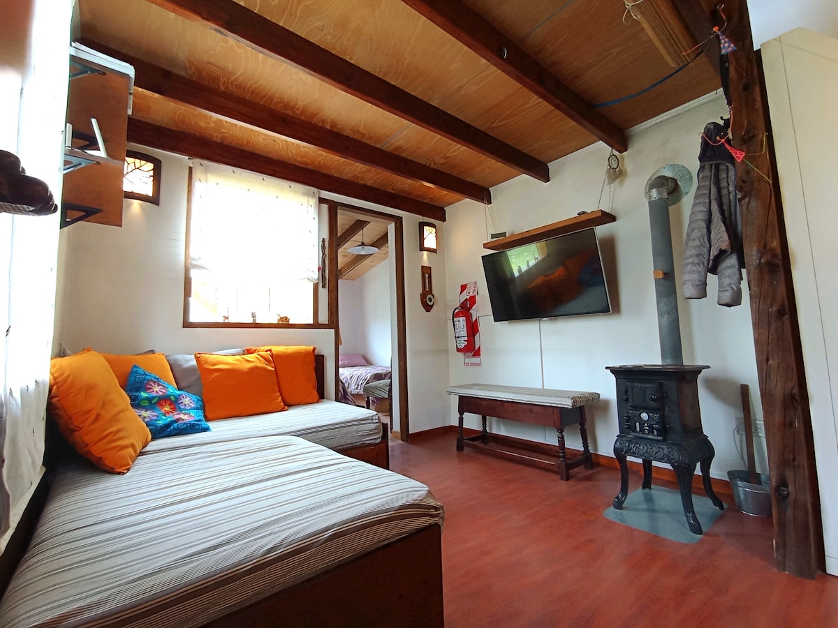 Მისაღებ ოთახს აქვს კომფორტული სავარძელი კამნატის შემდეგ დასასვენებლად