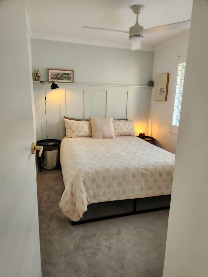 Spálňa s manželskou posteľou a stropným ventilátorom 