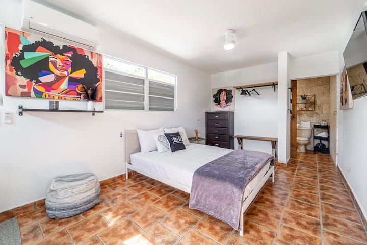 Dostupni su Smart TV i Wi-Fi. 

Imajte na umu da će ovaj studio apartman biti dostupan samo na zahtjev uz dodatnu naknadu.