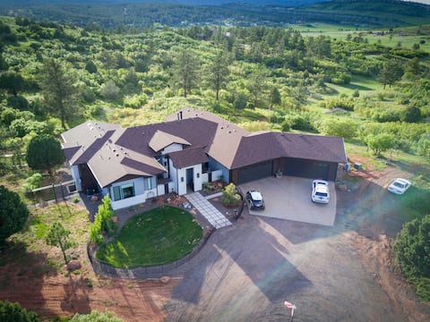 Private, 36 Acres, 6 Kings, HotTub, Views, Clean