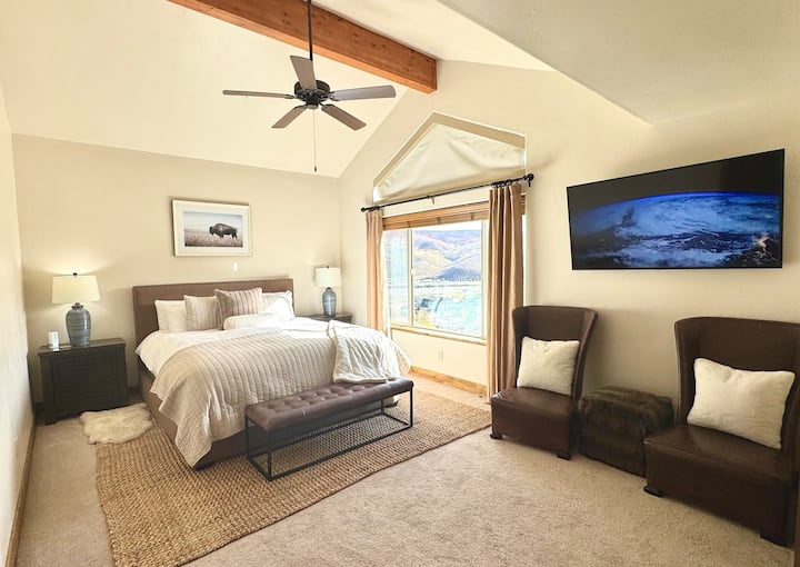 Spacious master w/ king bed & large window provides lots of natural light