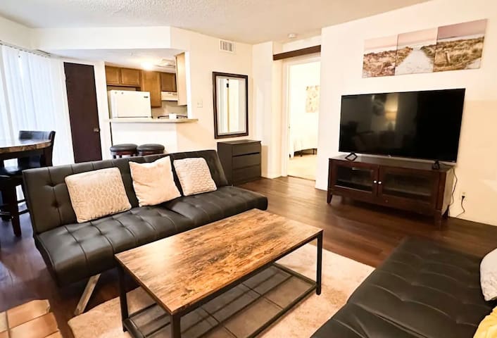 Fun West Campus 2 Rooms 2 Bath apartment sleeps 16