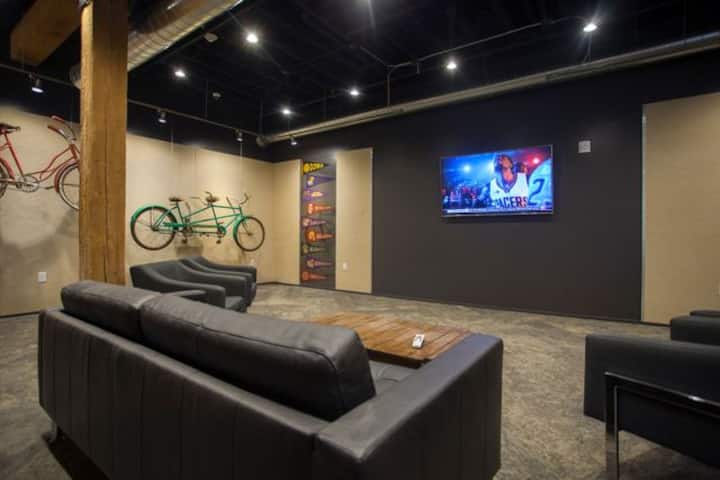 Downtown Dsm Studio For Work Trips + Parking - Carlisle, IA