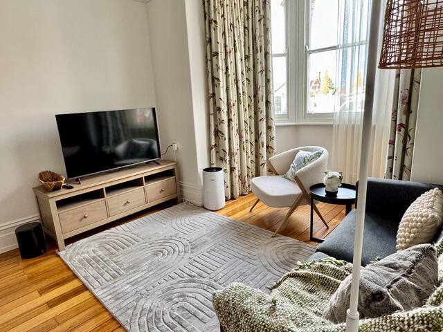 Rare Kelly Heritage Home nr Salamanca & Hobart CBD gallery image 3