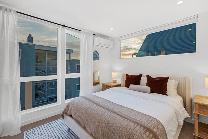 Upscale Seattle Escape |Stunning Skyline View gallery image 4