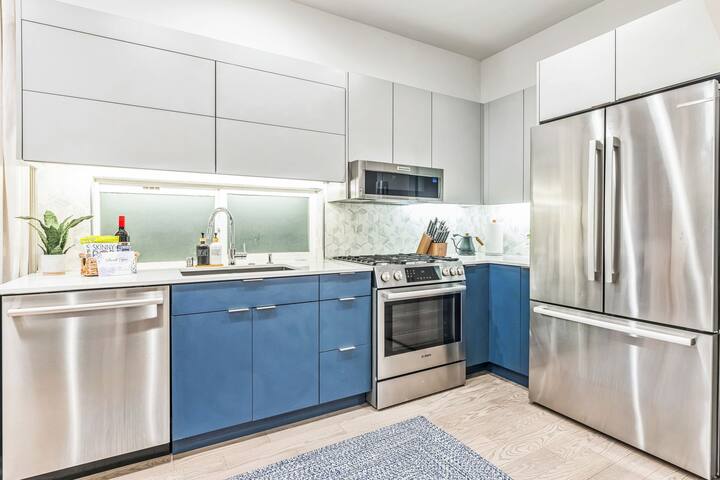 Upscale Seattle Escape |Stunning Skyline View gallery image 5