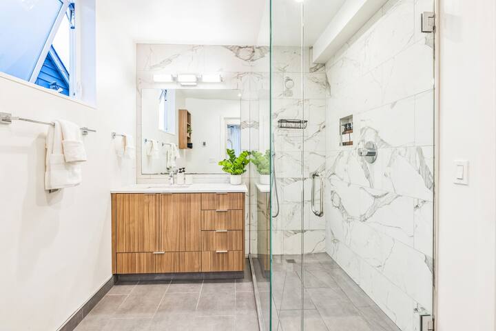 Upscale Seattle Escape |Stunning Skyline View gallery image 3