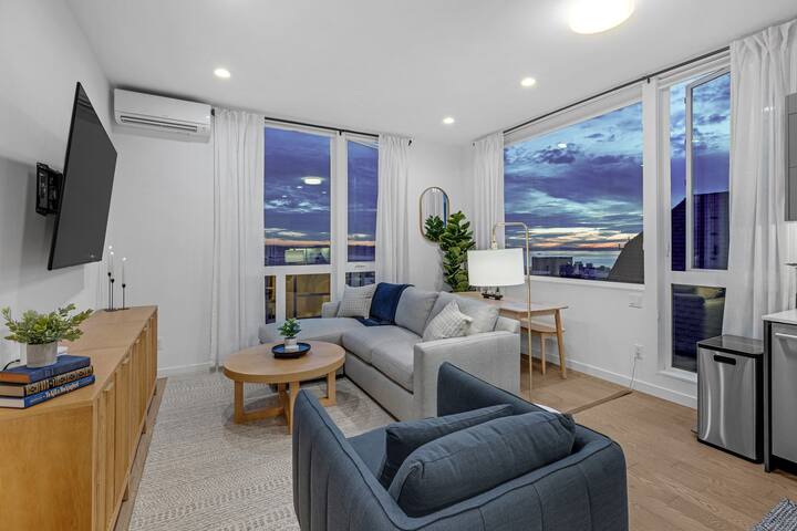 Upscale Seattle Escape |Stunning Skyline View gallery image 2