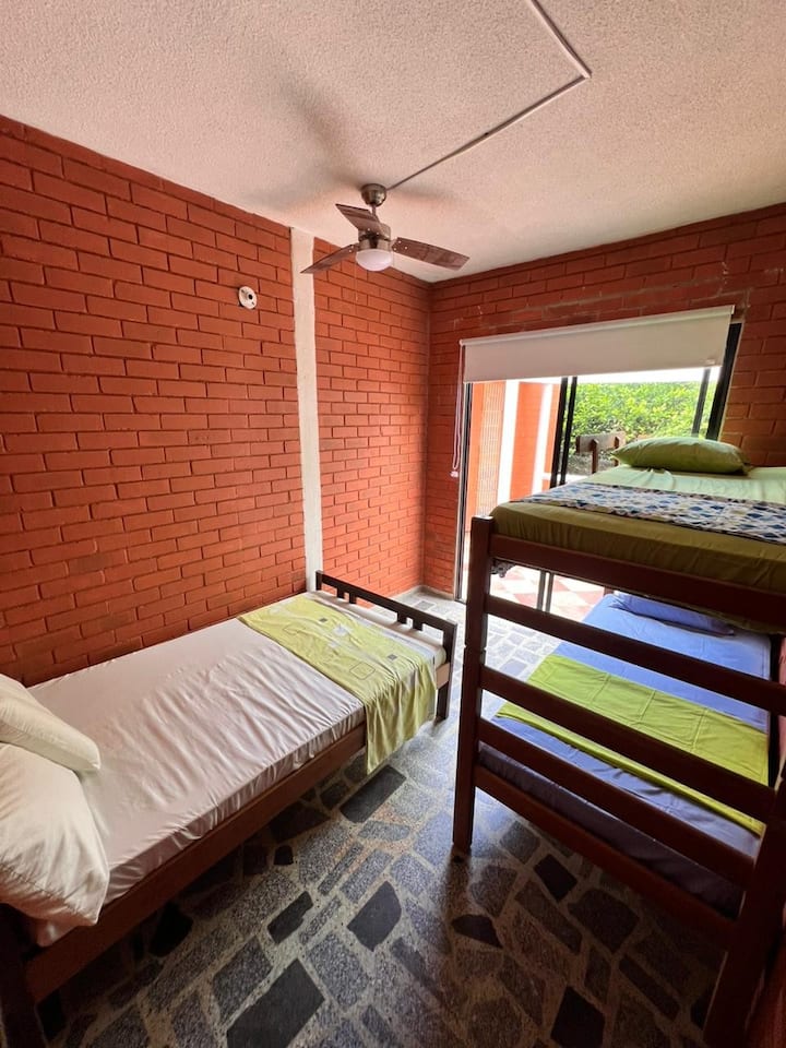 מקום מושלם למנוחה משפחתית. יש לו כניסה דרך המסדרון המערבי או דרך הבית. הודות לחלונות שלו יש אוורור טבעי או מאוורר תקרה חזק בן 3 פעימות. 