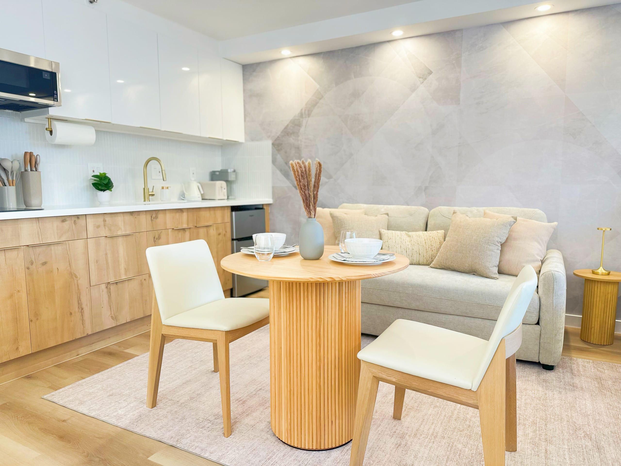 Cozy Escape in the Heart of Waikiki with 1 Parking - Image 22